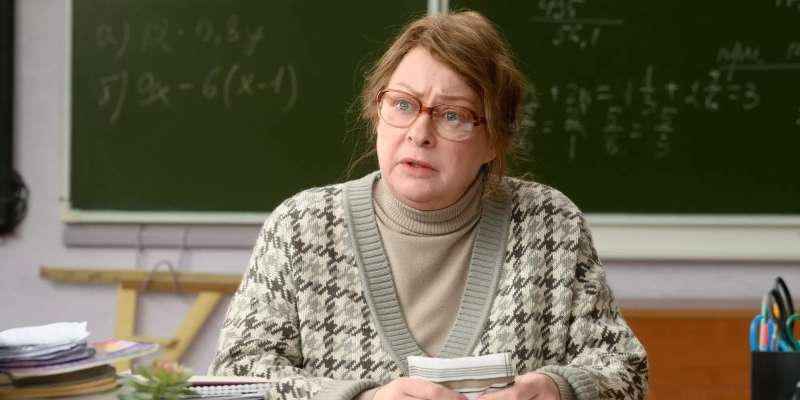 Вышел комедийный сериал «Олдскул» — с Марией Ароновой в роли учителя года