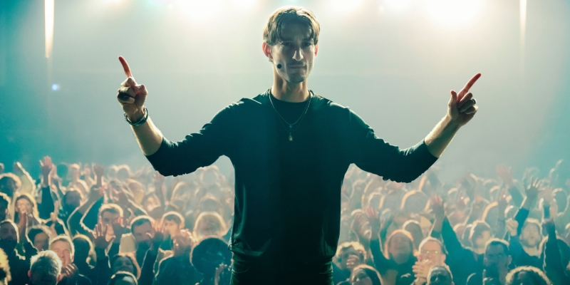 Вышел трейлер психологического триллера «Гуру» со звездой «Графа Монте-Кристо»